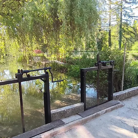 Le 10, Reflets Dans L'eau 度假居